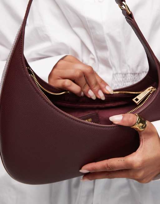 Bolso de hombro burdeos efecto piel de cocodrilo asimétrico Harlee de JW PEI, 3 de 5