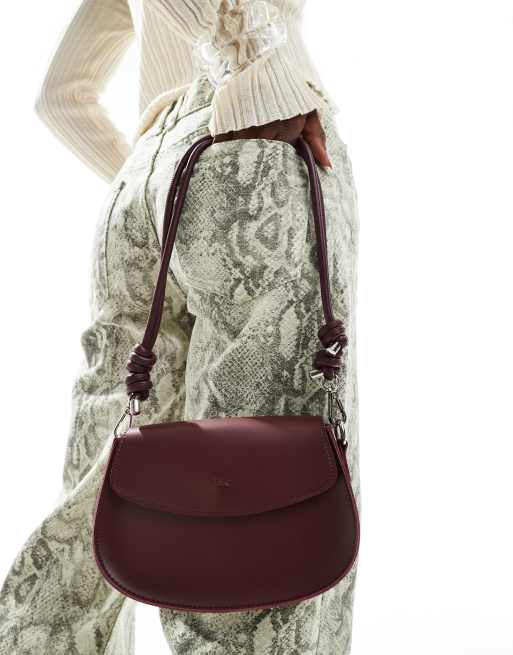 Bolso de hombro burdeos estilo saddle con detalle anudado en la correa de PASQ  , 2 de 4