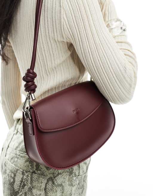 Bolso de hombro burdeos estilo saddle con detalle anudado en la correa de PASQ  , 3 de 4