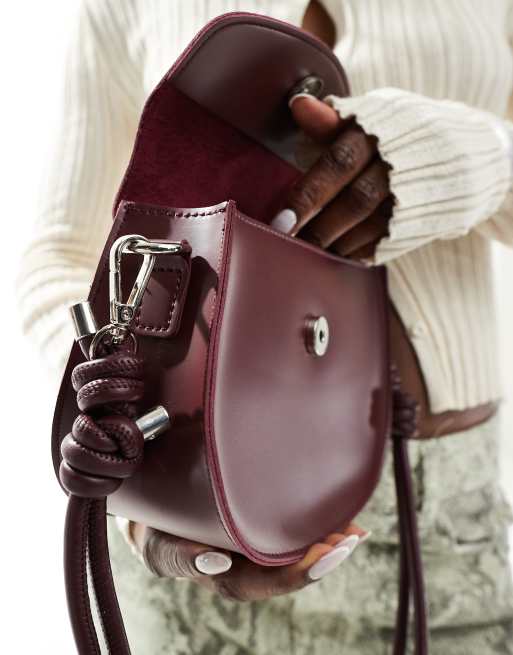Bolso de hombro burdeos estilo saddle con detalle anudado en la correa de PASQ  , 4 de 4