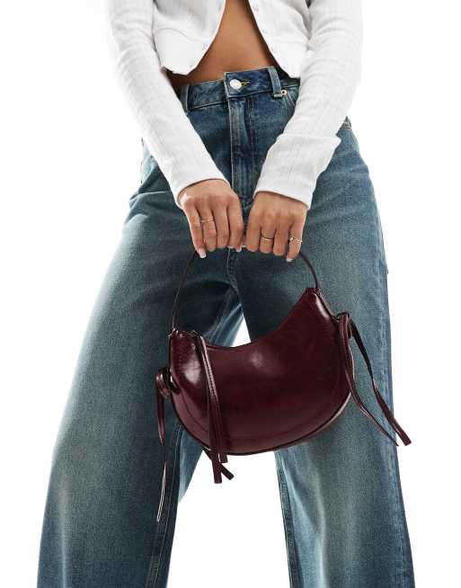 Bolso de hombro burdeos semicircular con detalle de lazos laterales de ASOS DESIGN, 2 de 4