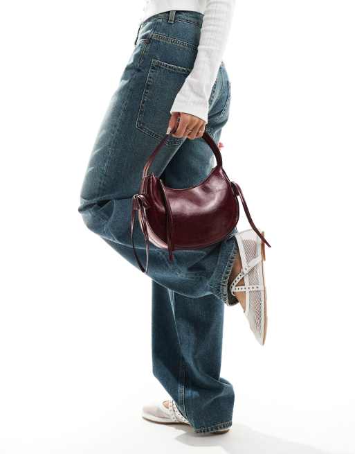 Bolso de hombro burdeos semicircular con detalle de lazos laterales de ASOS DESIGN, 3 de 4