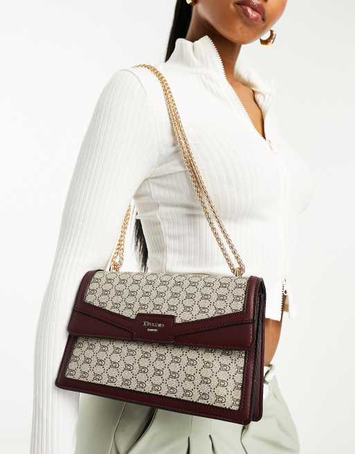 Bolso de hombro color baya con estampado de monograma de Dune