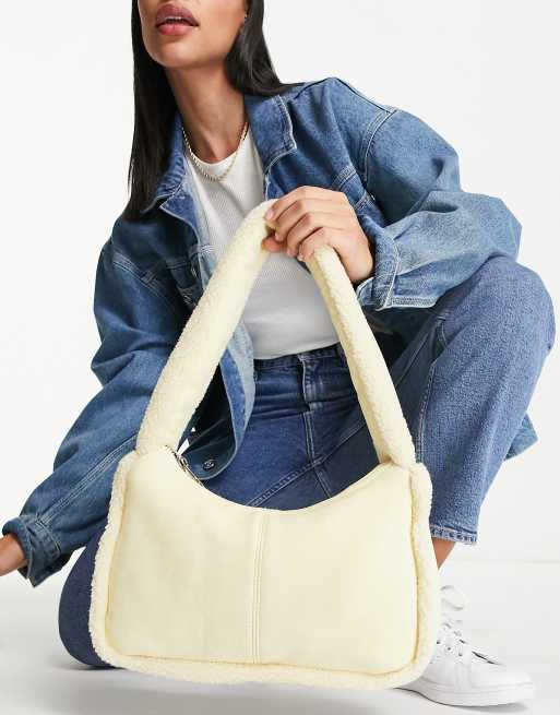 Bolso de hombro color crema con ribete de borreguito de Topshop