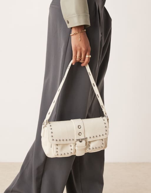 Bolso de hombro color crema de estilo años 90 con tachuelas y detalle de bolsillo de Glamorous