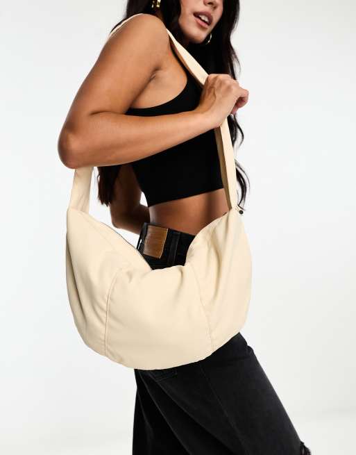 Bolso de hombro color crema suave al tacto con correa fruncida de SVNX