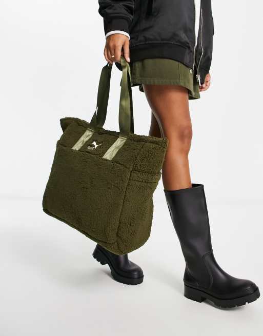 Bolso de hombro color oliva oscuro de borreguito Cosy Club exclusivo en ASOS de PUMA