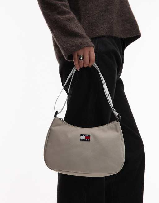 Bolso de hombro color piedra básico con logo Daily de Tommy Jeans, 4 de 4