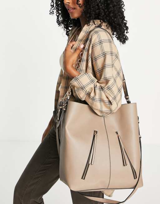 Bolso de hombro color piedra con cremalleras y diseño poco estructurado y cremalleras de poliuretano de Topshop