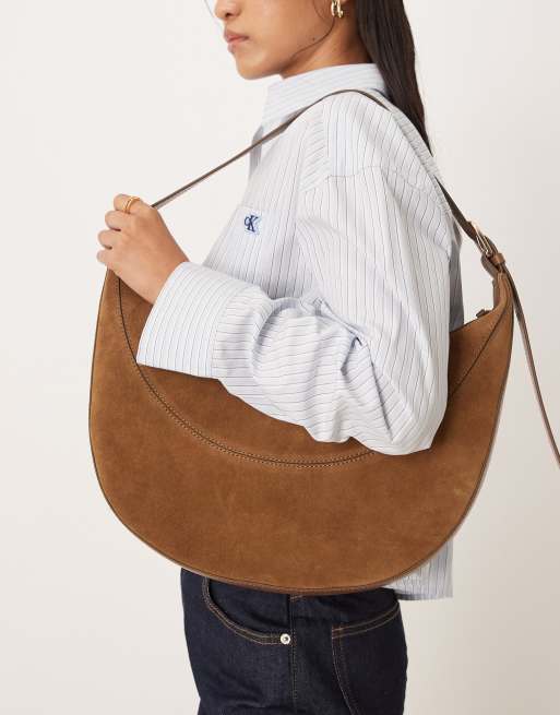 Bolso de hombro color tostado con diseño semicircular de ante auténtico de Accessorize