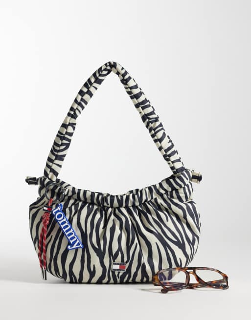 Bolso de hombro con estampado de cebra y charm de icono de Tommy Jeans, 2 de 4