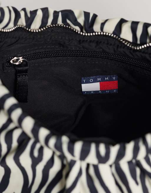 Bolso de hombro con estampado de cebra y charm de icono de Tommy Jeans, 3 de 4