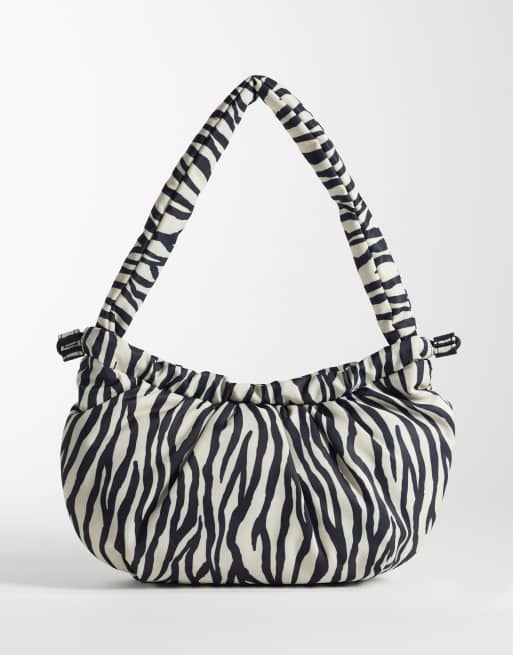 Bolso de hombro con estampado de cebra y charm de icono de Tommy Jeans, 4 de 4