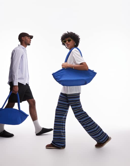 Bolso de hombro grande azul cobalto de estilo tote de nailon Haku de OLEND , 3 de 5