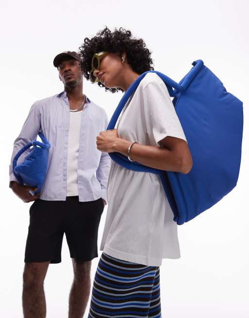 Bolso de hombro grande azul cobalto de estilo tote de nailon Haku de OLEND , 4 de 5