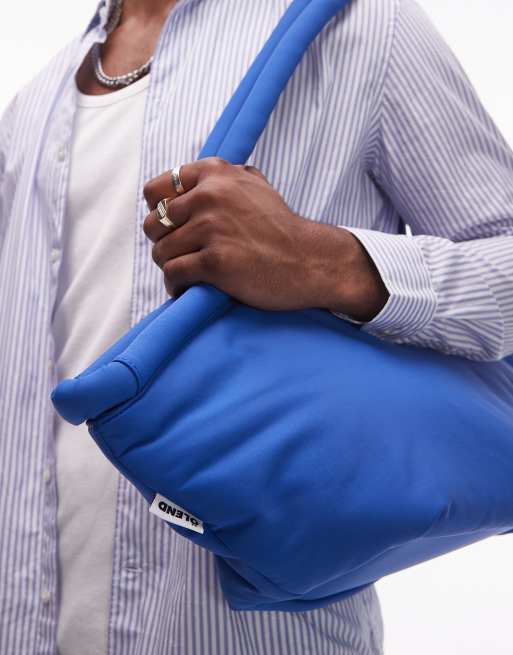 Bolso de hombro grande azul cobalto de estilo tote de nailon Haku de OLEND , 5 de 5