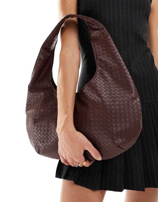 Bolso de hombro grande marrón oscuro con diseño entretejido de Glamorous , 2 de 4