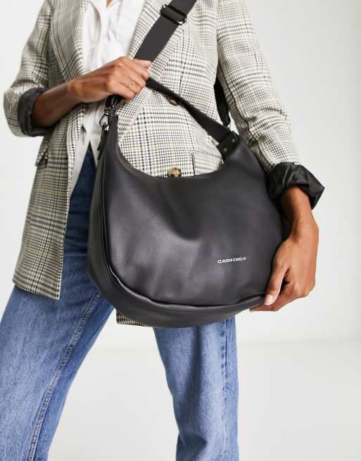 Bolso de hombro grande negro con forma de media luna de Claudia Canova