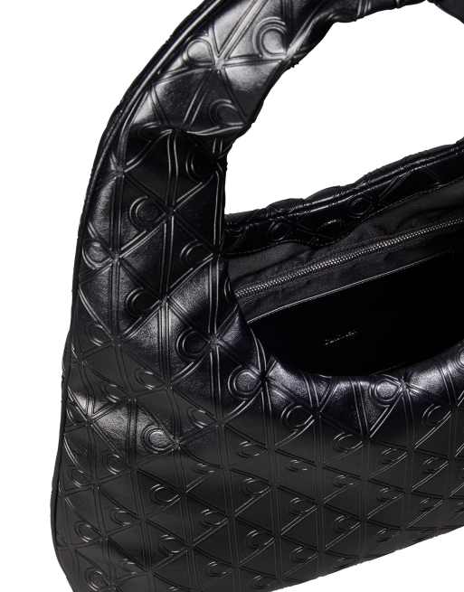 Bolso de hombro grande negro con logo en relieve de Calvin Klein, 3 de 5