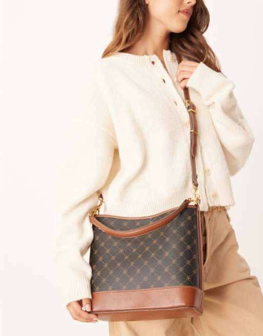 Bolso de hombro marrón clásico con diseño a cuadros de monograma y detalles dorados de Mango