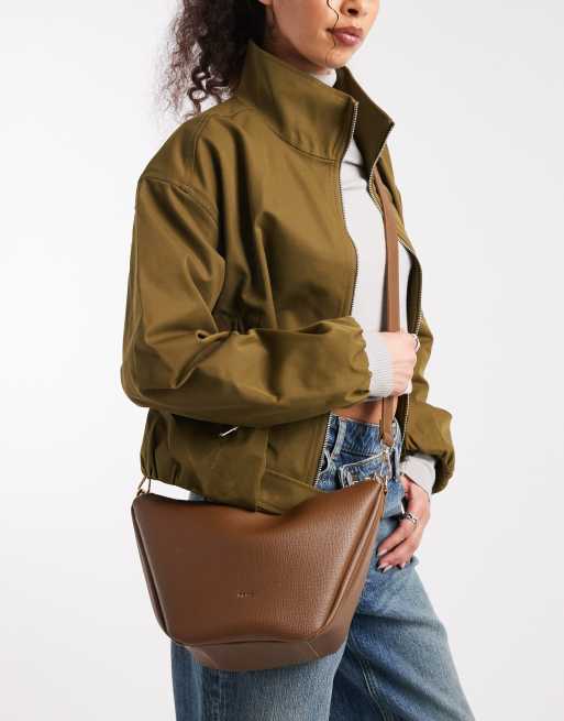 Bolso de hombro marrón granulado con correa bandolera de PASQ , 3 de 4