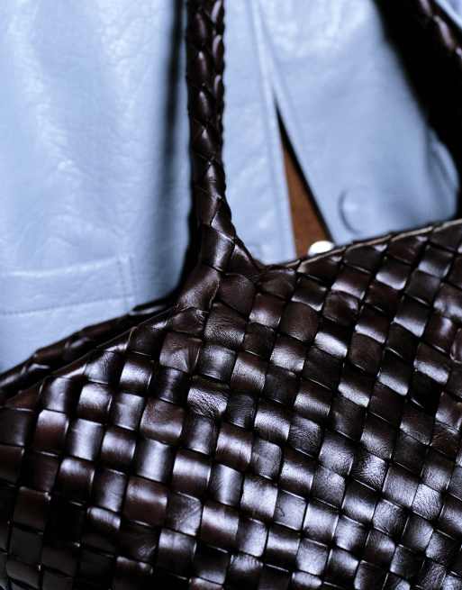 Bolso de hombro marrón oscuro estilo cesta con diseño entretejido de cuero Egola de Dragon Diffusion, 2 de 4
