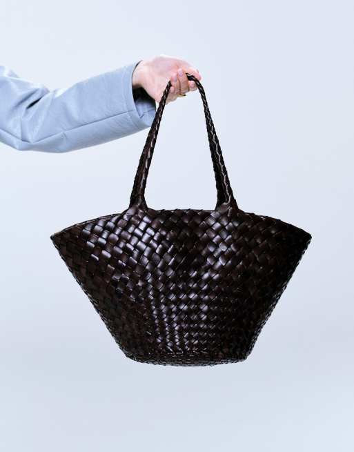 Bolso de hombro marrón oscuro estilo cesta con diseño entretejido de cuero Egola de Dragon Diffusion, 3 de 4