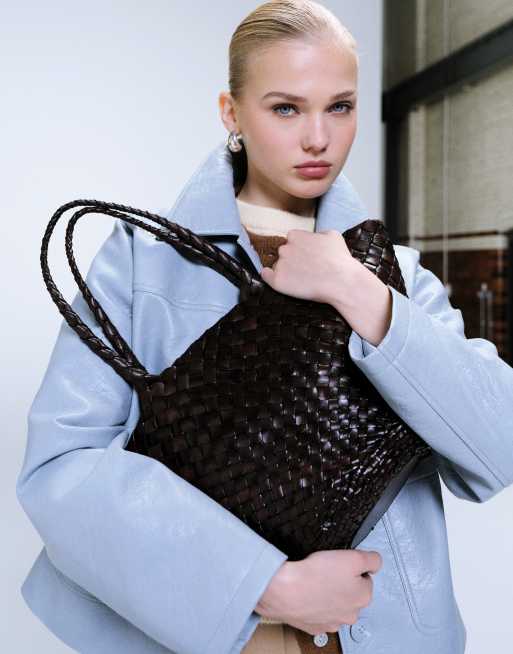 Bolso de hombro marrón oscuro estilo cesta con diseño entretejido de cuero Egola de Dragon Diffusion, 4 de 4