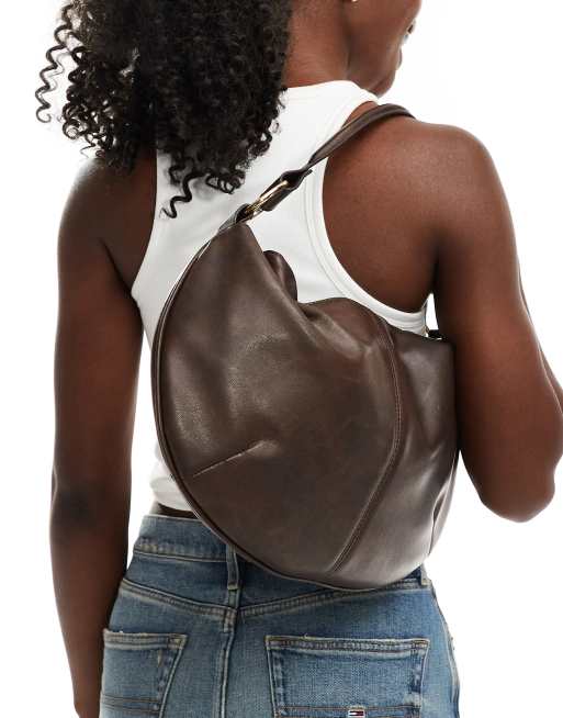 Bolso de hombro marrón redondeado con dos anillas de ASOS DESIGN, 2 de 4