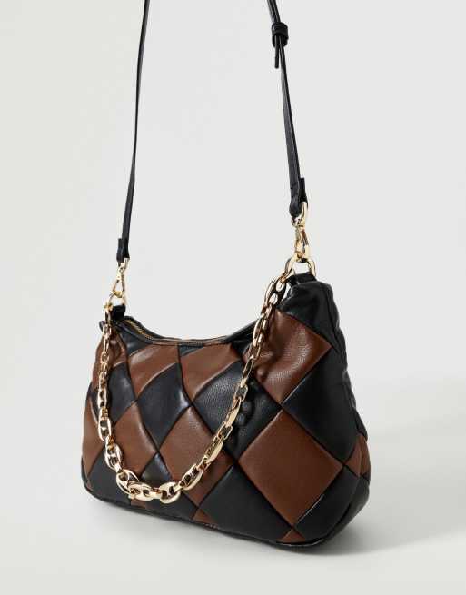 Bolso de hombro marr n y negro trenzado con detalle de cadena de