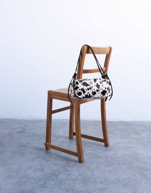 Bolso de hombro mediano con estampado de vaca y hebilla Siris de Topshop, 2 de 4