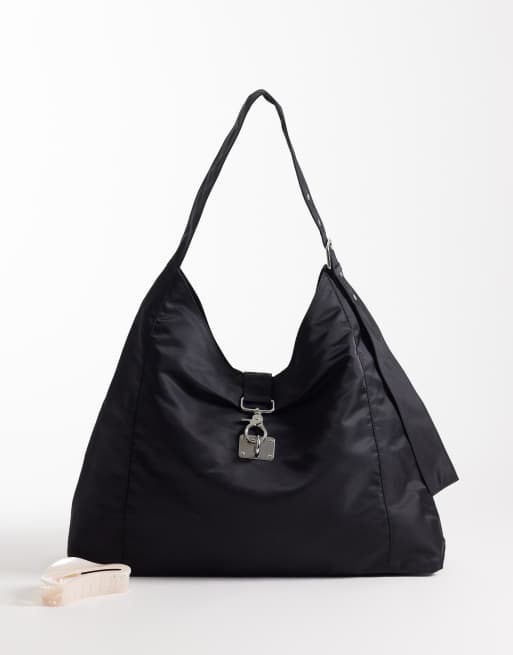 Bolso de hombro mediano negro con detalle de cierre de hebilla de Weekday, 2 de 4
