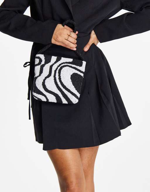 Bolso de hombro monocromático con patrón ondulado de cuentas de ASOS DESIGN ASOS