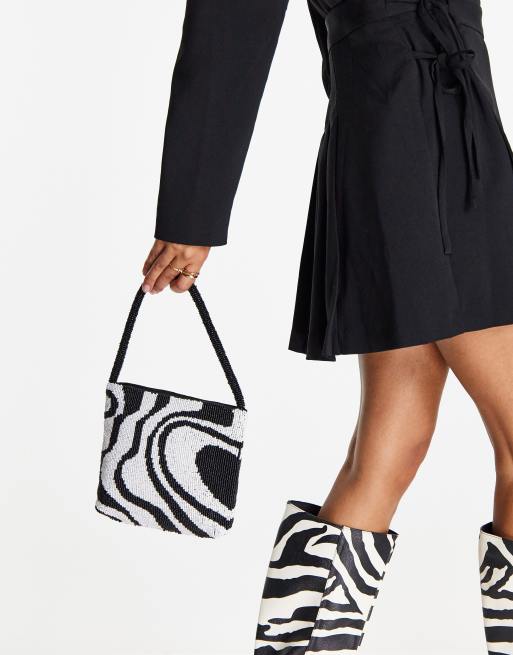 Bolso de hombro monocromático con patrón ondulado de cuentas de ASOS DESIGN ASOS