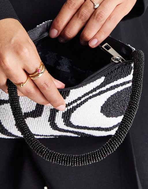 Bolso de hombro monocromático con patrón ondulado de cuentas de ASOS DESIGN ASOS