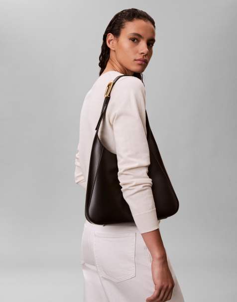 Bolso de hombro negro con correa regulable y detalle de herraje de Calvin Klein Jeans - view 1