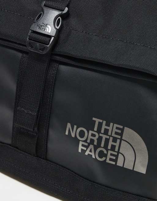Bolso de hombro negro con detalles grises Base Camp de The North Face, 2 de 3
