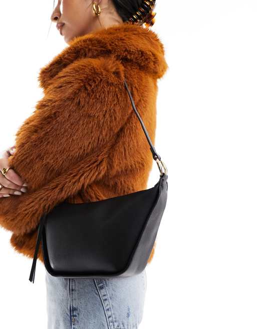 Bolso de hombro negro con diseño angular de Mango