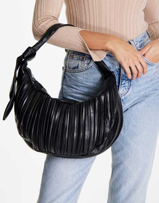 Bolso de hombro negro con diseño de media luna plisado de Glamorous