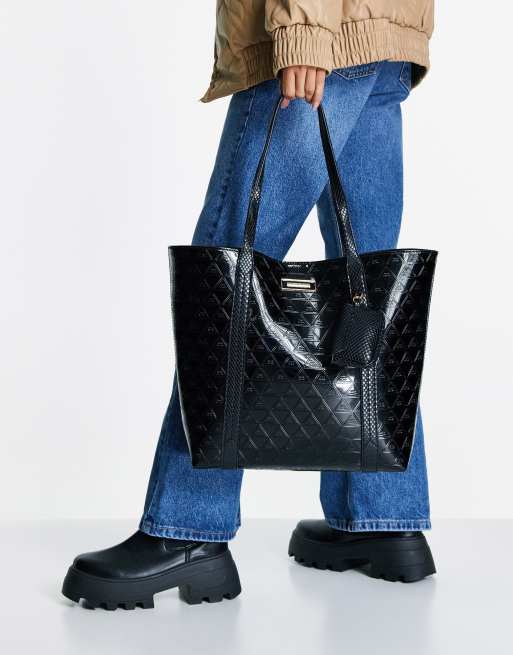 Bolso de hombro negro con diseño grabado de triángulos de charol de River Island