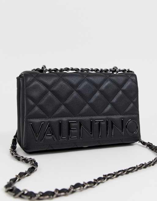 Bolso de hombro negro con dise o guateado y solapa de Valentino by