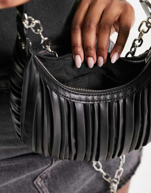 Bolso negro con cadena plateada hot sale