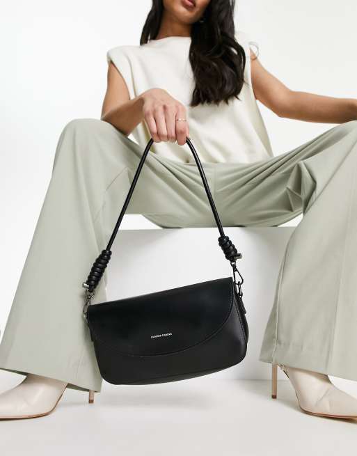 Bolso de hombro negro con solapa curvada y detalle de asa de cuerda de Claudia Canova