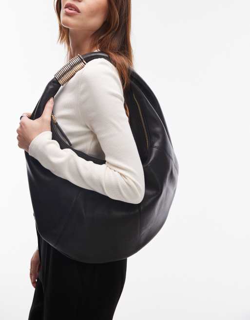 Bolso de hombro negro de cuero con detalle dorado grande de Mango