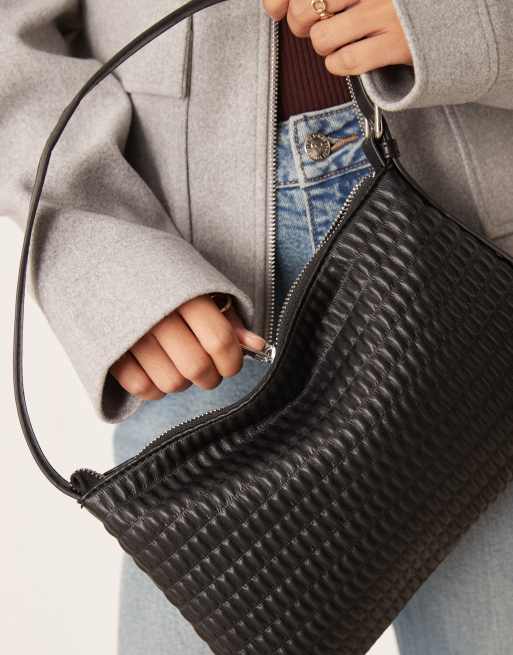 Bolso de hombro negro guateado con hebilla lateral en la correa de ASOS DESIGN, 2 de 4