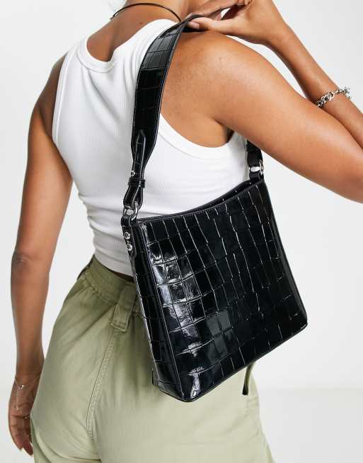 Bolso de hombro negro minimalista efecto piel de cocodrilo brillante acharolado de cuero sintético Amble de Hvisk