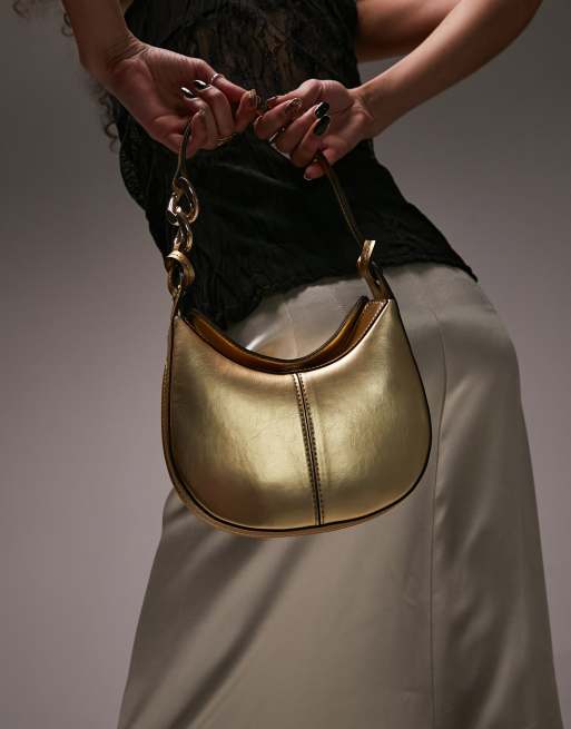 Bolso de hombro pequeño dorado redondeado con detalle de cadena