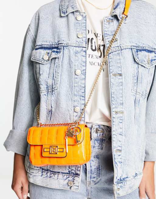 Bolso de hombro pequeño naranja con diseño guateado de River Island
