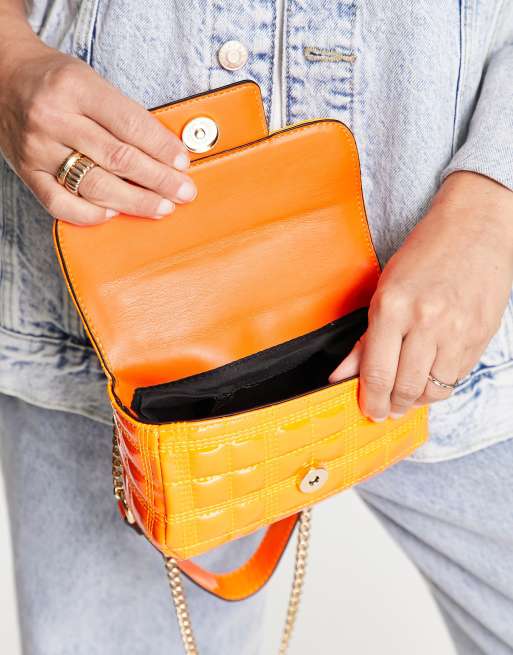 Bolso de hombro pequeño naranja con diseño guateado de River Island, 2 de 4