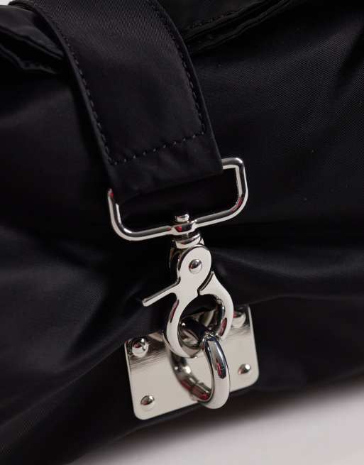 Bolso de hombro pequeño negro con detalle de cierre de hebilla de Weekday, 3 de 4